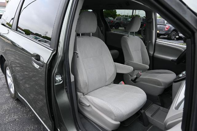 Used 2020 Toyota Sienna L FWD image 22