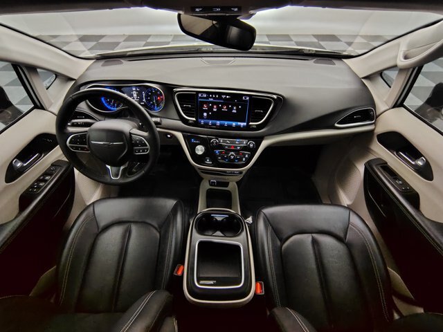 Used 2024 Chrysler Pacifica Touring-L FWD image 2
