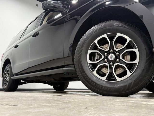 Certified 2024 Ford Expedition Max XLT image 3