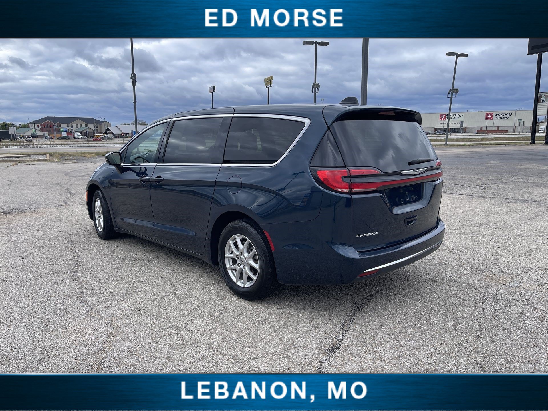 Used 2025 Chrysler Pacifica Select FWD image 6