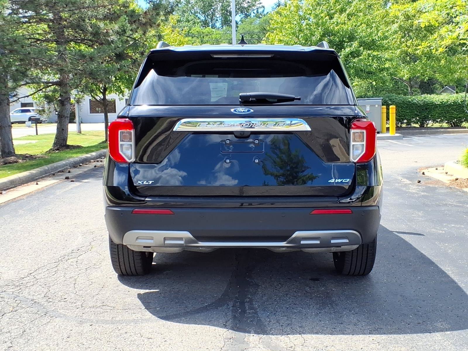 Certified 2024 Ford Explorer XLT w/ Equipment Group 202A AWD/4WD image 5