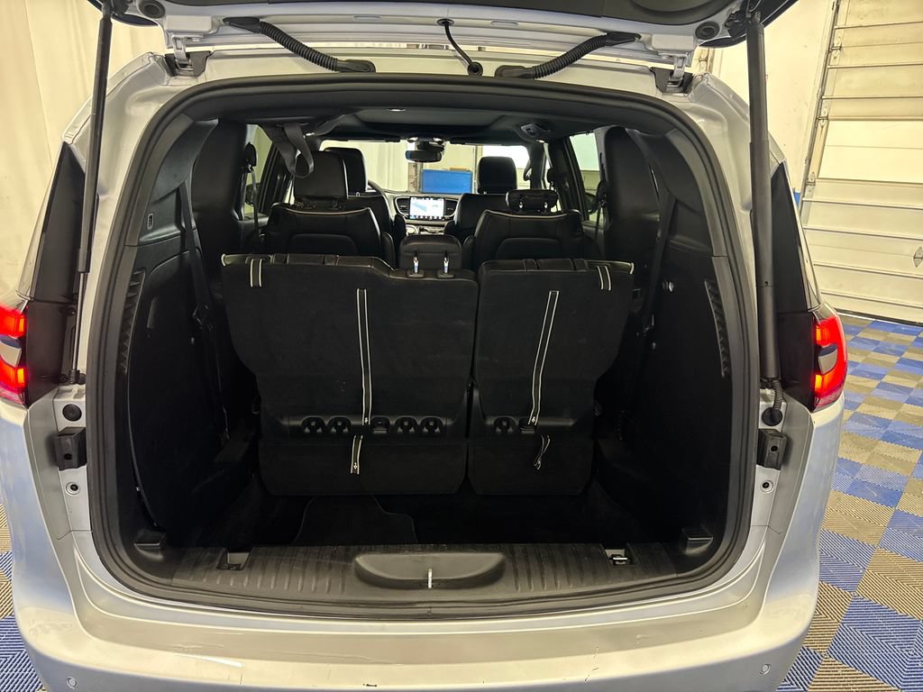 Used 2026 Chrysler Pacifica Limited FWD image 25