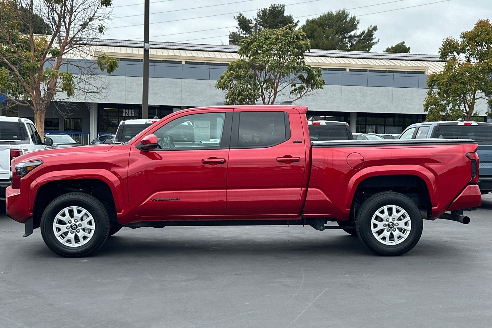 Used 2024 Toyota Tacoma SR5 AWD/4WD image 9