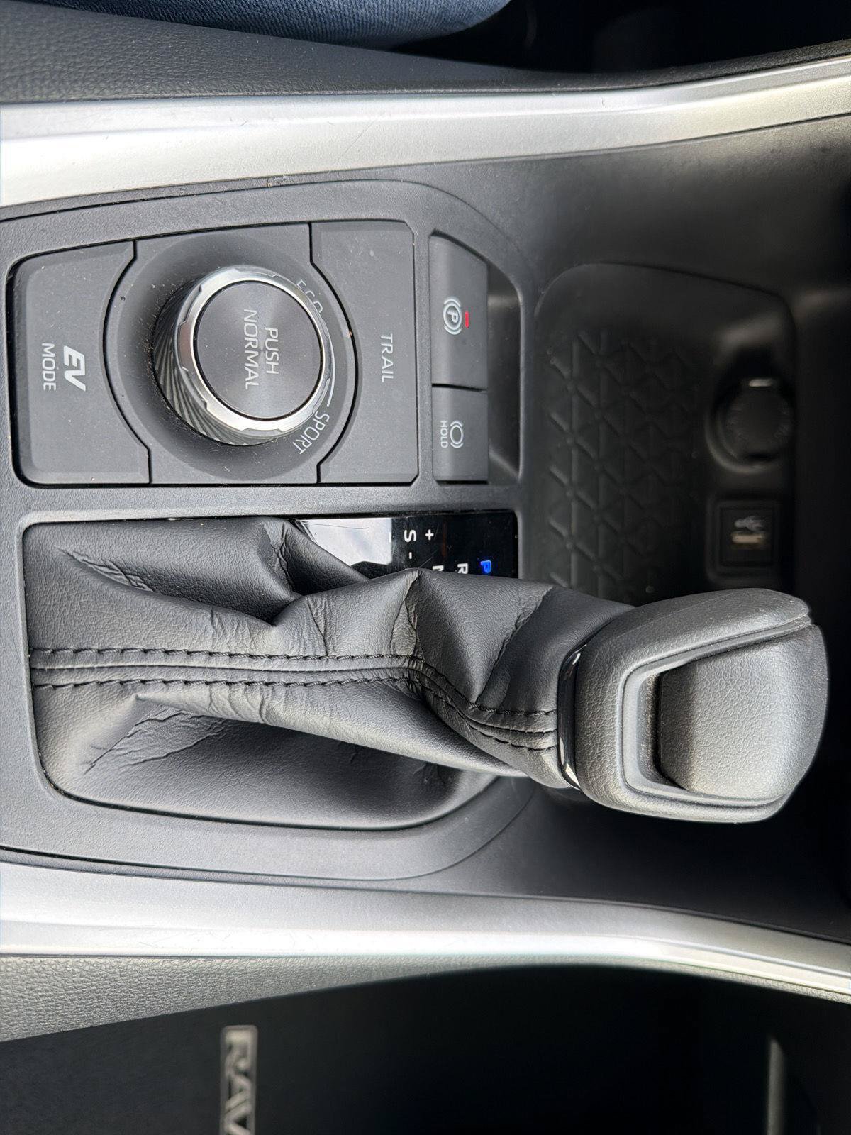 Used 2025 Toyota RAV4 LE AWD/4WD image 25