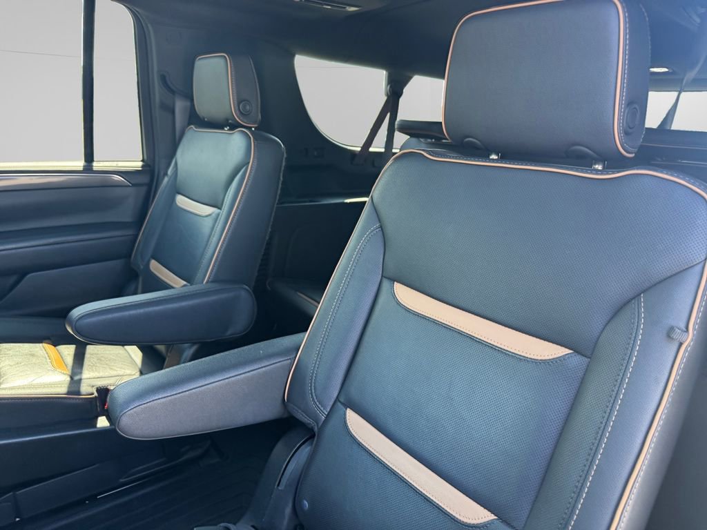 Used 2023 GMC Yukon XL AT4 w/ Technology Package image 13