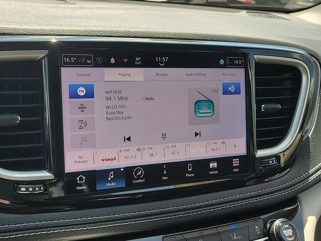 Used 2022 Chrysler Pacifica Touring-L w/ Uconnect Theater Family Group FWD image 23