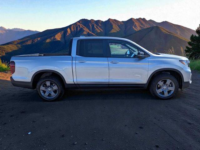 Used 2025 Honda Ridgeline TrailSport image 2