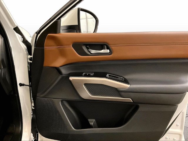 Used 2023 Nissan Pathfinder Platinum w/ Cargo Package AWD/4WD image 23