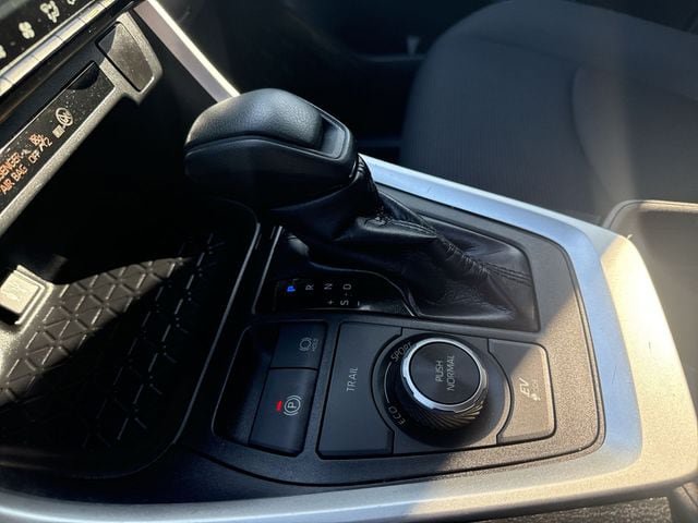 Used 2019 Toyota RAV4 LE w/ Carpet Mat Package AWD/4WD image 19