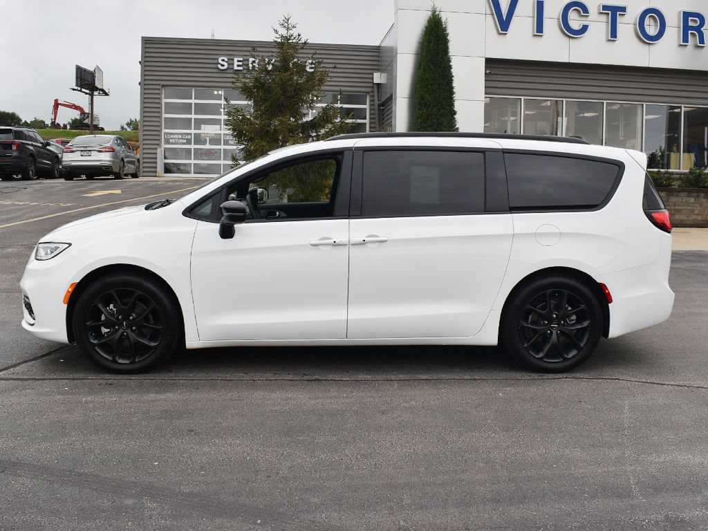 Used 2025 Chrysler Pacifica Limited FWD image 2