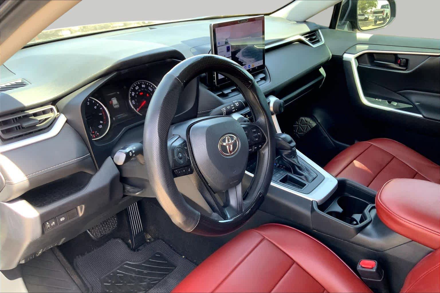 Used 2020 Toyota RAV4 LE FWD image 18