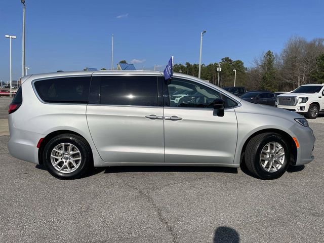 Used 2024 Chrysler Pacifica Touring-L image 6