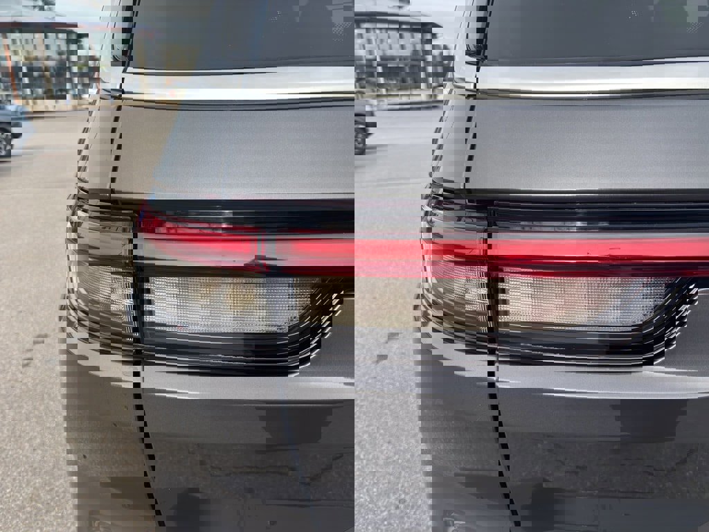 Used 2024 Jeep Grand Cherokee L Laredo image 9