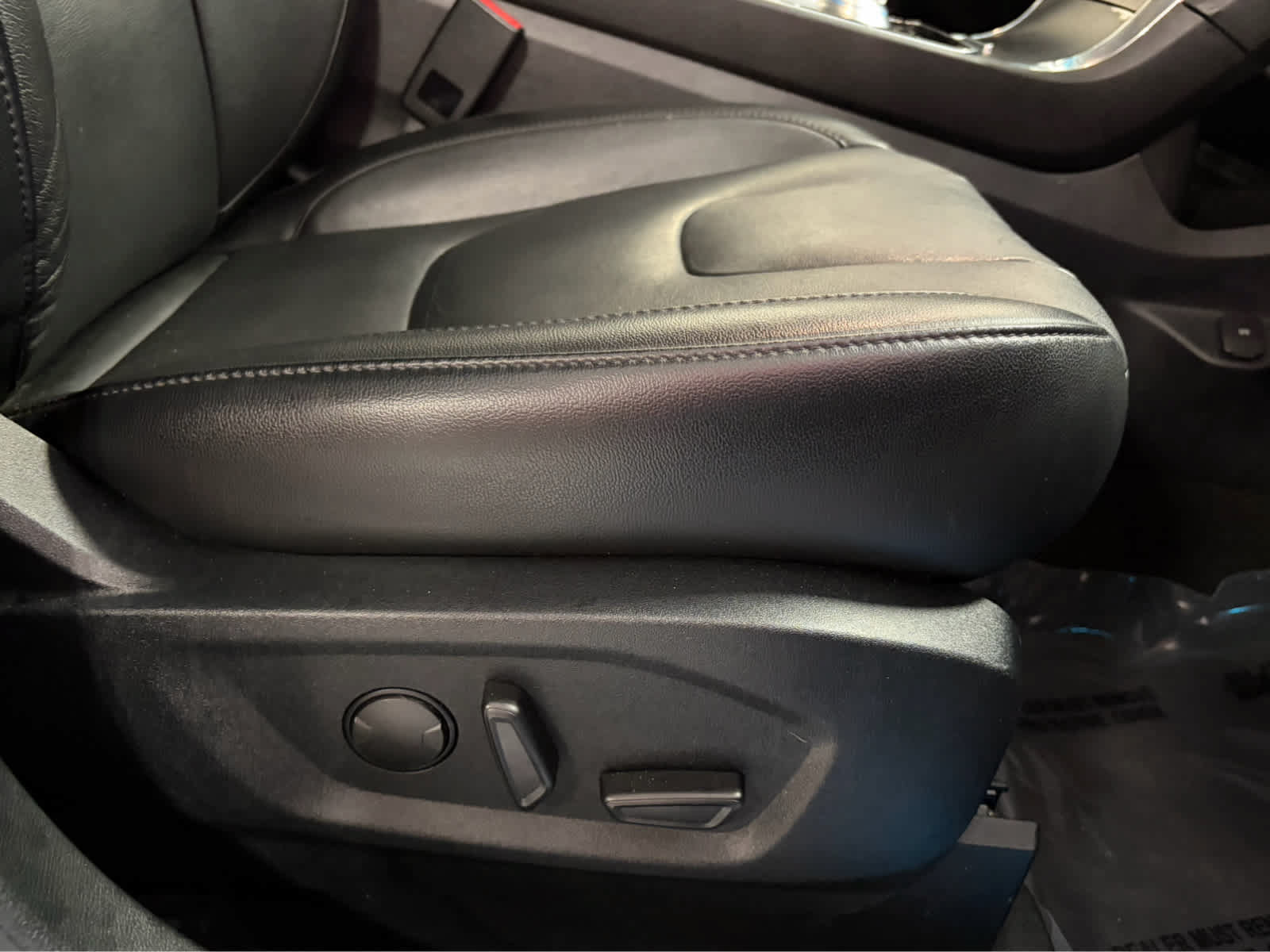 Certified 2020 Ford Edge Titanium AWD/4WD image 38