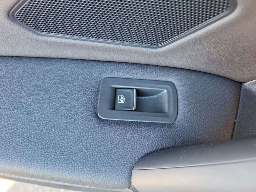 Used 2019 Volkswagen Tiguan SEL Premium image 16