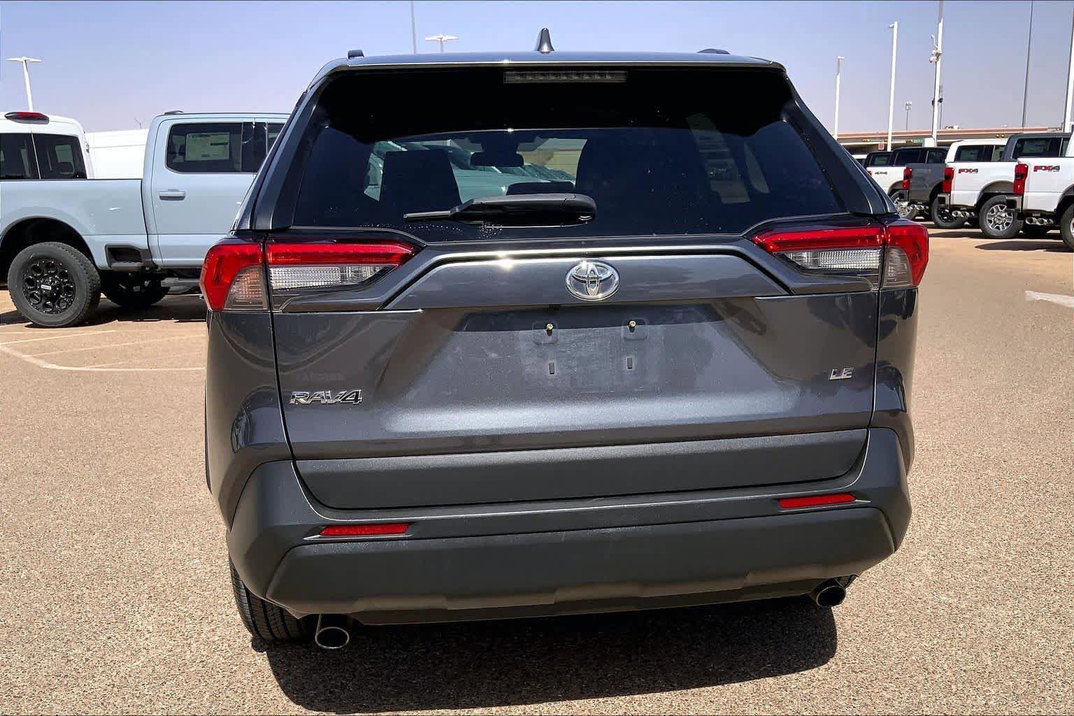 Used 2020 Toyota RAV4 LE FWD image 31