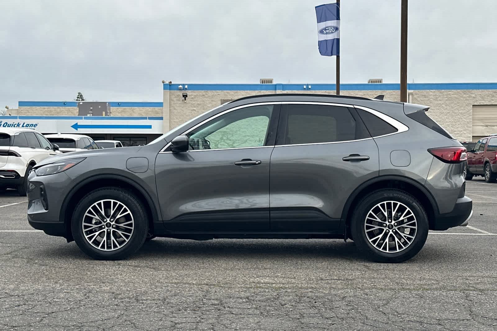 Certified 2025 Ford Escape SE w/ PHEV Premium Package image 2