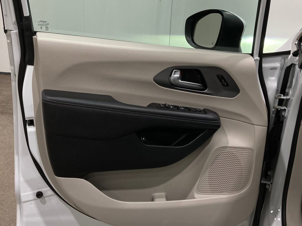 Used 2023 Chrysler Pacifica Touring-L image 20