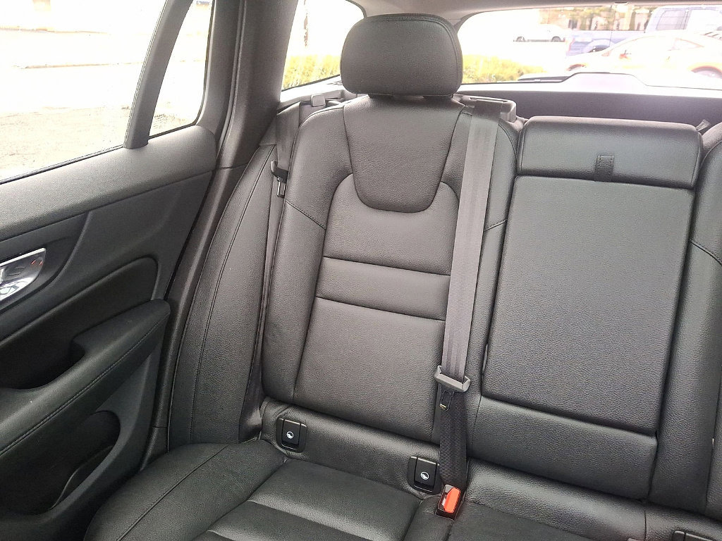 Used 2023 Volvo V60 B5 Cross Country Plus image 17