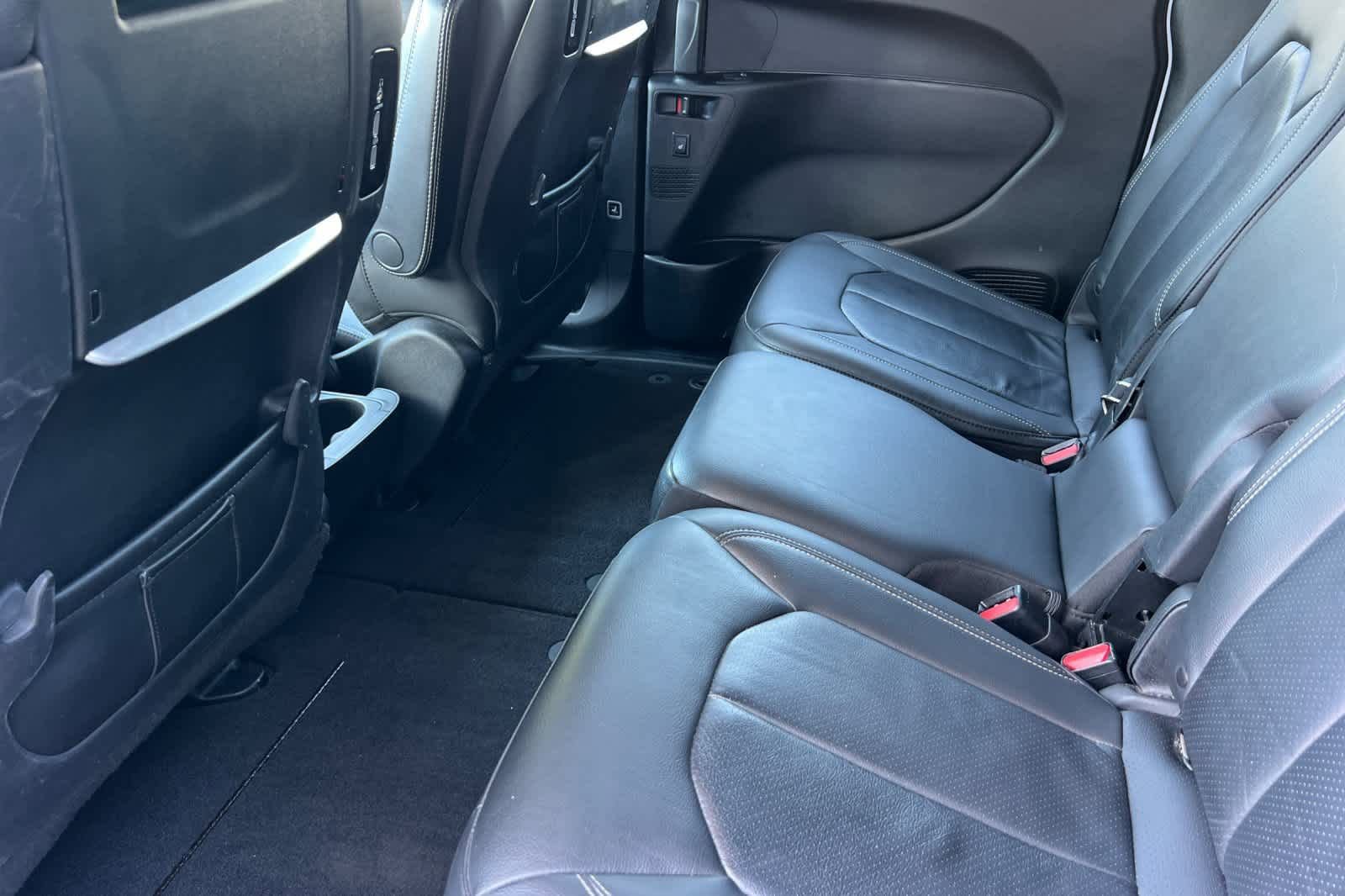 Used 2020 Chrysler Pacifica Touring-L Plus w/ S Appearance Package FWD image 4