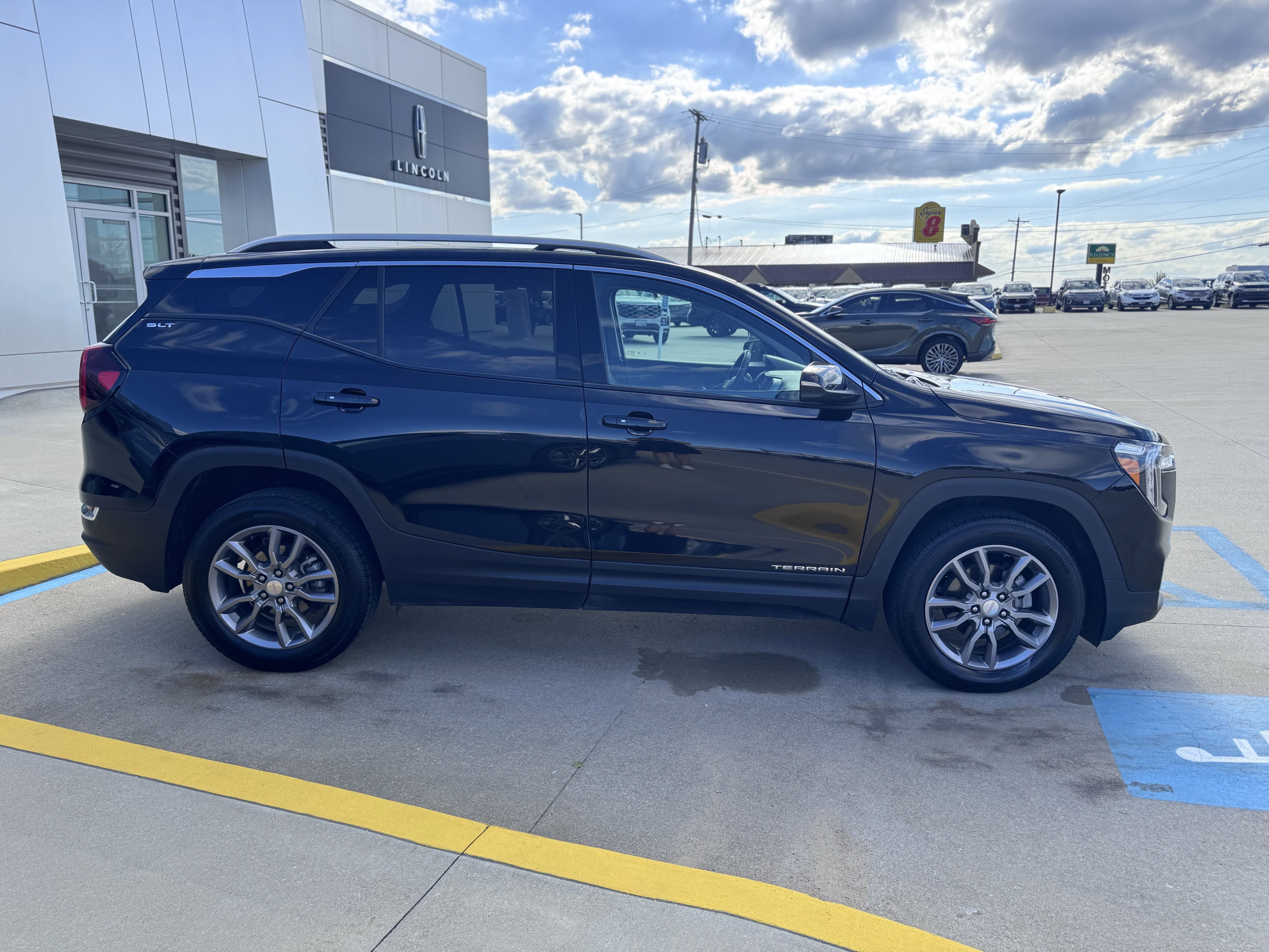 Used 2023 GMC Terrain SLT image 3