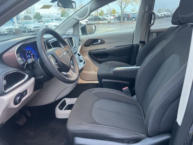 Used 2022 Chrysler Voyager LX image 20