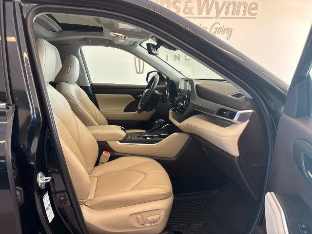 Used 2022 Toyota Highlander XLE AWD/4WD image 6