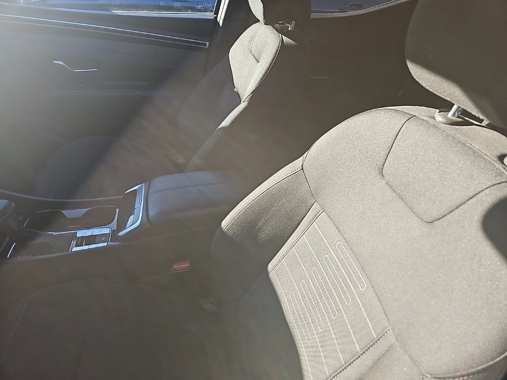 Used 2023 Hyundai Santa Cruz SE w/ Cargo Package image 4