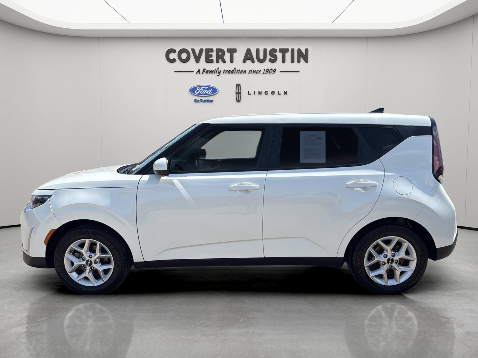 Used 2024 Kia Soul LX w/ Option Group 015 FWD image 2