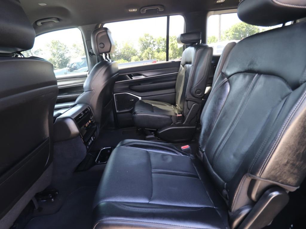 Used 2024 Jeep Wagoneer Series III AWD/4WD image 12