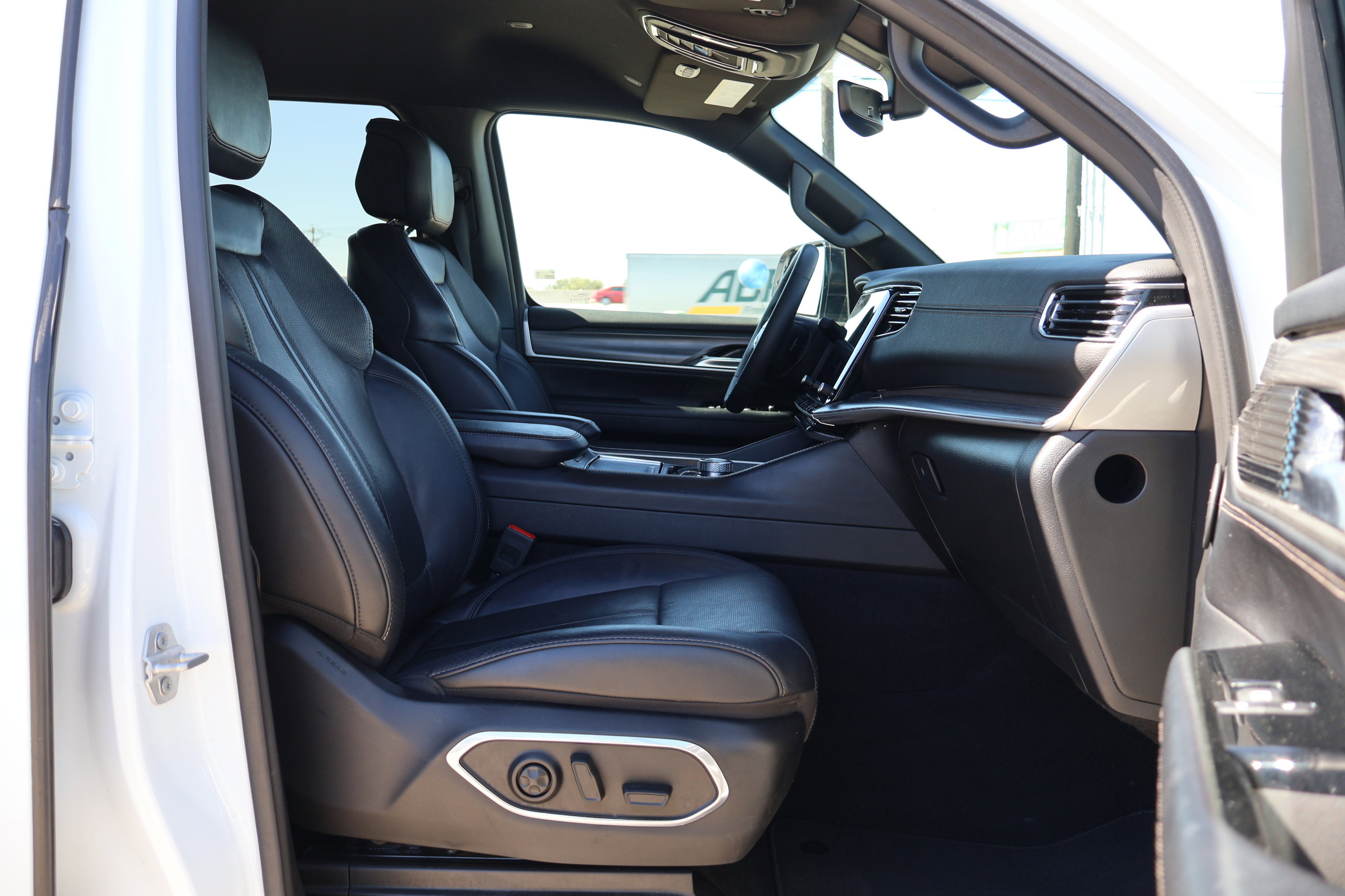 Used 2024 Jeep Wagoneer Series II w/ Flexible Seating Group image 44