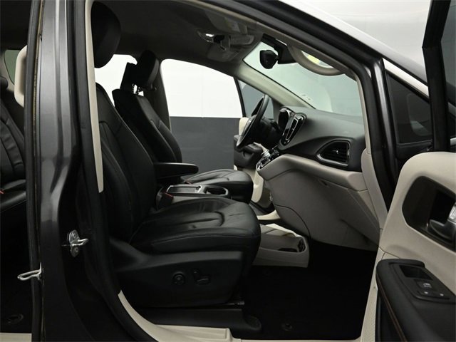 Used 2017 Chrysler Pacifica Touring-L Plus image 43