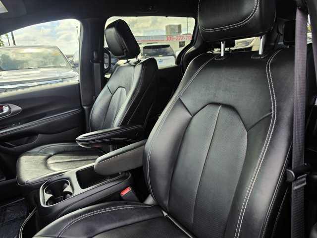 Used 2025 Chrysler Pacifica Select FWD image 18