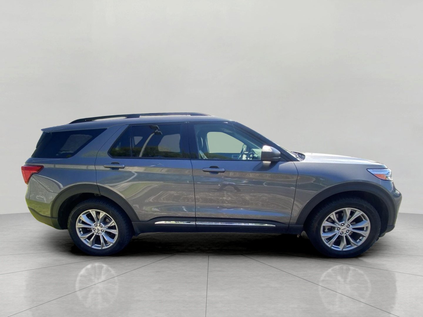 Certified 2023 Ford Explorer XLT w/ Equipment Group 202A AWD/4WD image 4