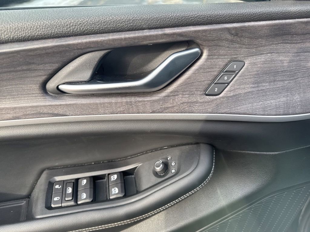 Used 2023 Jeep Grand Cherokee Limited image 21