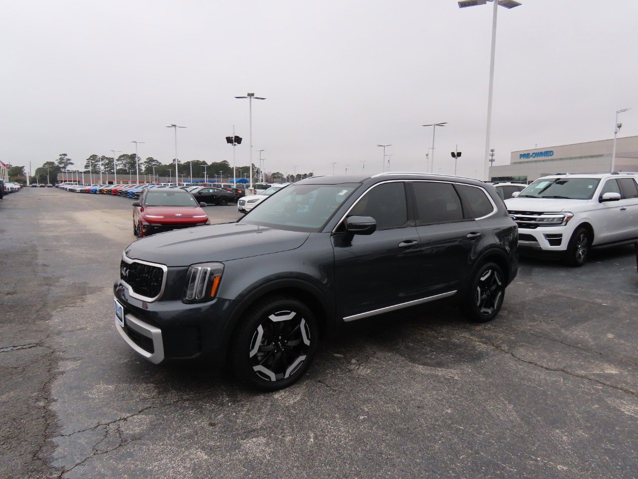 Used 2024 Kia Telluride EX w/ EX Captain's Chair Package image 2
