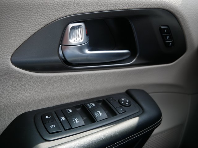 Used 2024 Chrysler Pacifica Touring-L FWD image 18