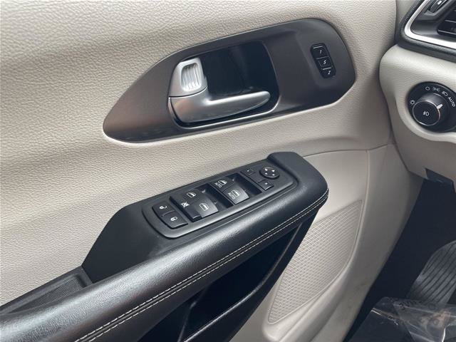 Used 2024 Chrysler Pacifica Touring-L FWD image 29