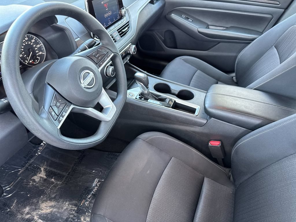 Used 2025 Nissan Altima 2.5 SV FWD image 9
