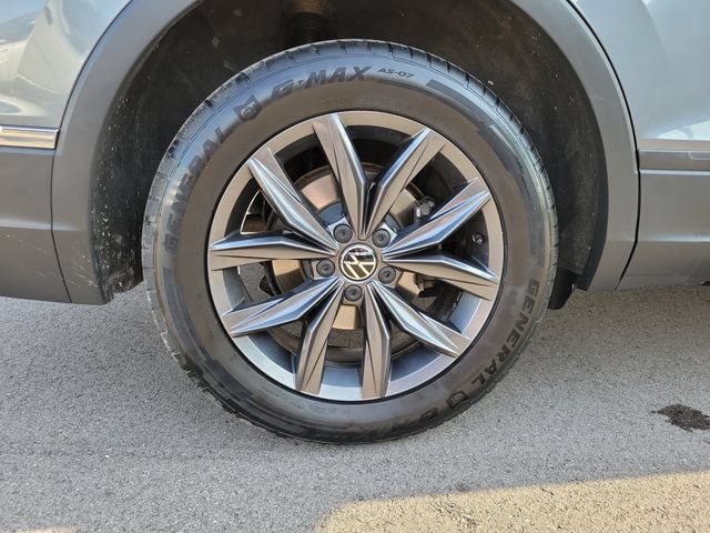 Used 2022 Volkswagen Tiguan SE AWD/4WD image 34