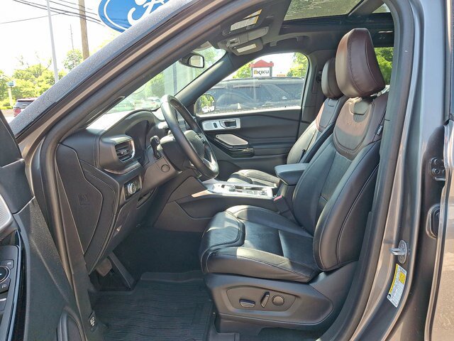 Certified 2023 Ford Explorer Platinum w/ Technology Package AWD/4WD image 3
