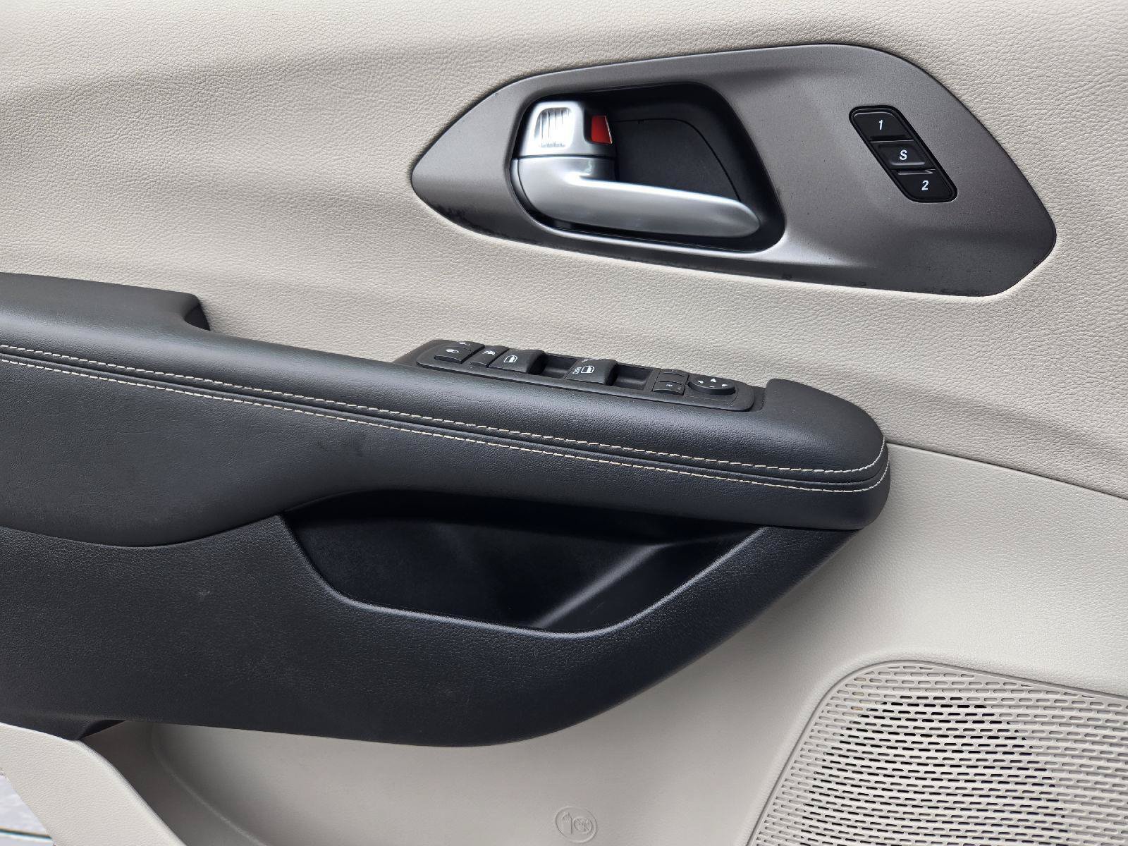 Used 2024 Chrysler Pacifica Touring-L FWD image 18