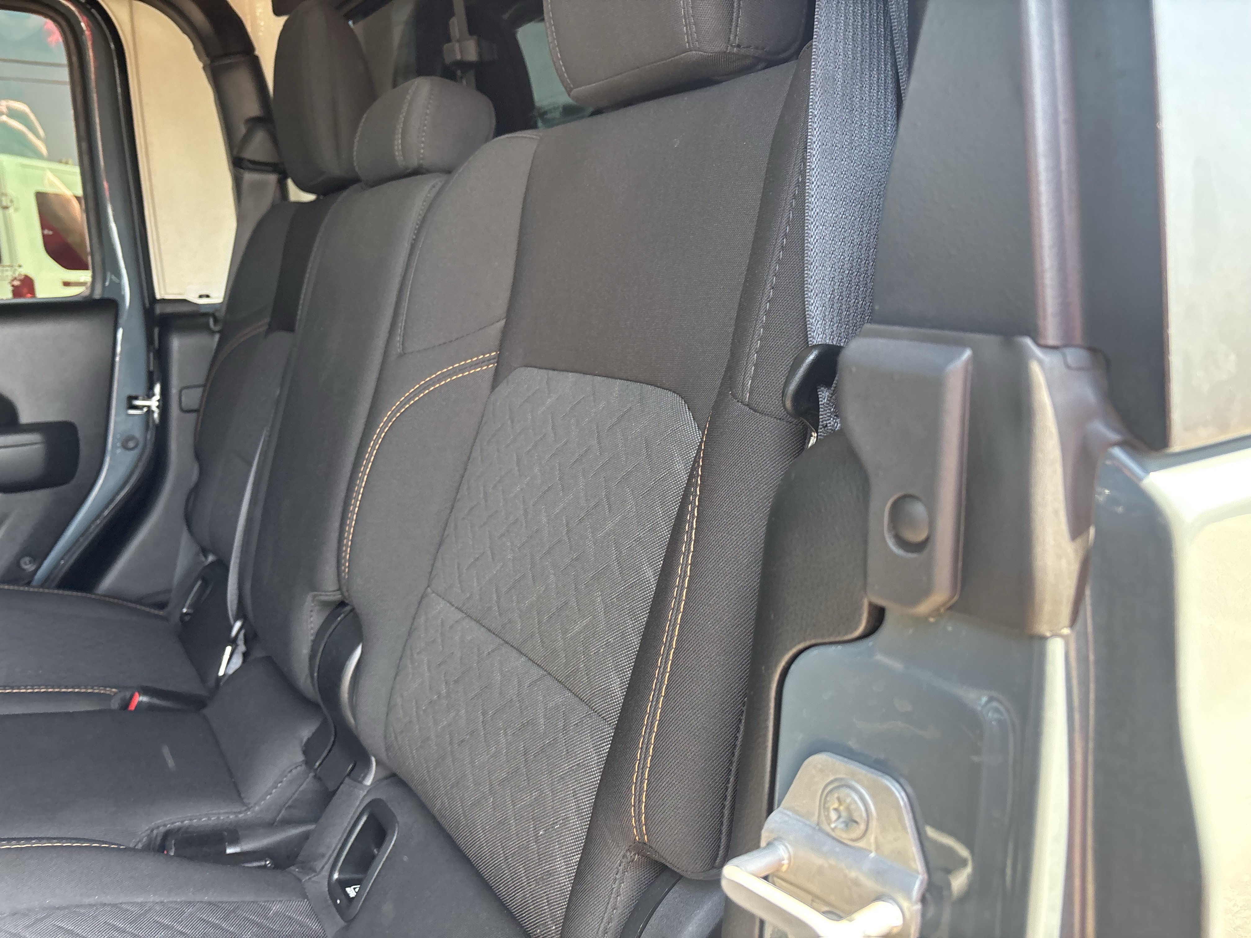 Used 2025 Jeep Gladiator Mojave AWD/4WD image 16