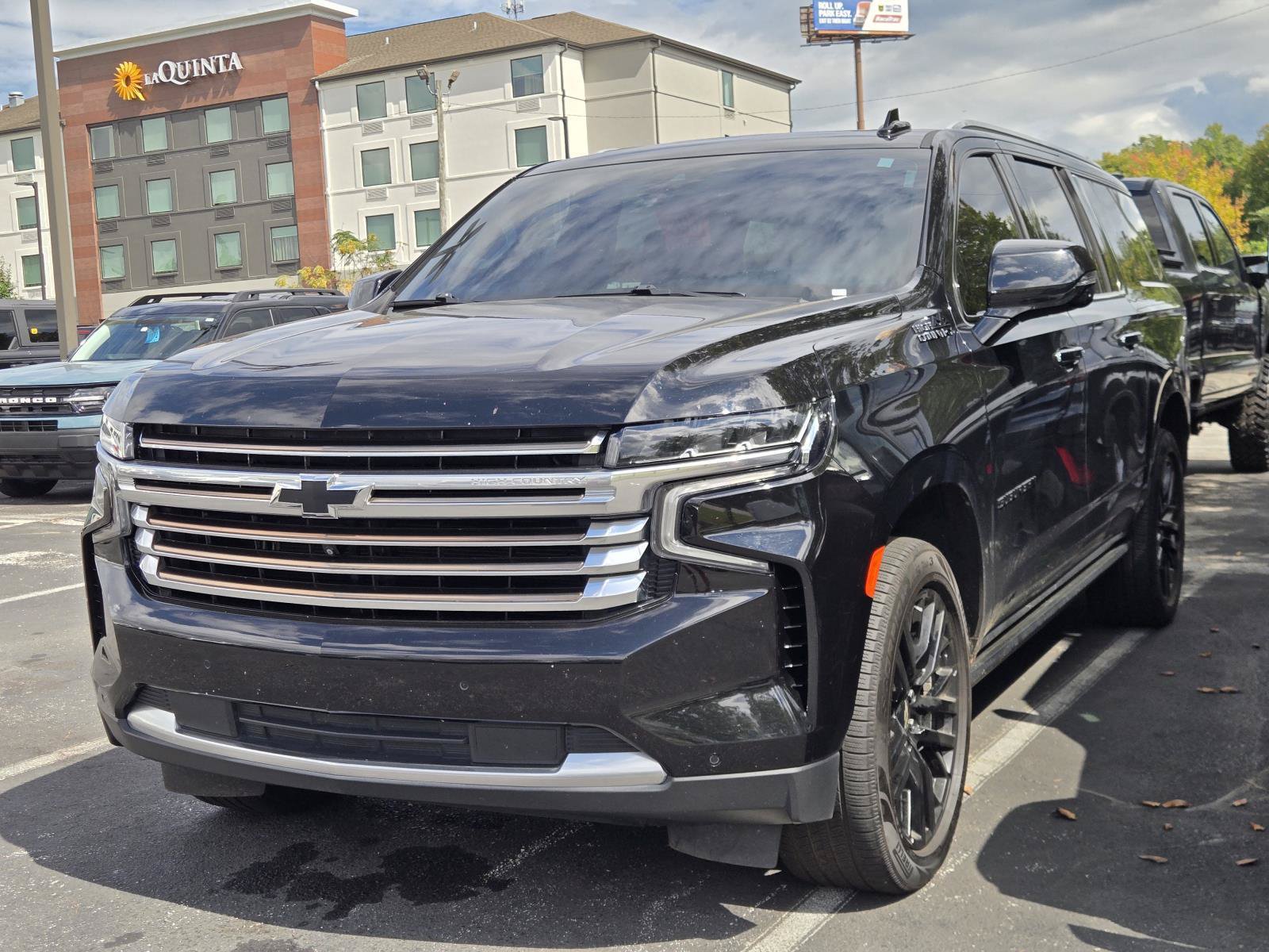 Used 2024 Chevrolet Suburban High Country w/ Premium Package 2 AWD/4WD image 1