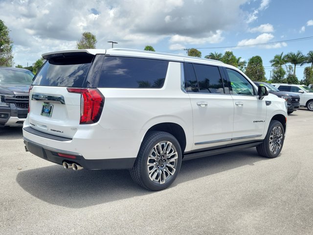 Used 2023 GMC Yukon XL Denali Ultimate AWD/4WD image 7