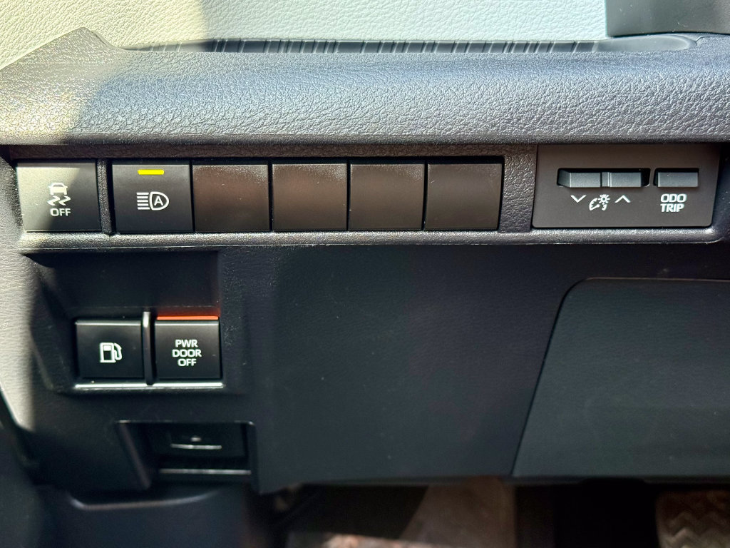 Used 2025 Toyota Sienna LE FWD image 27