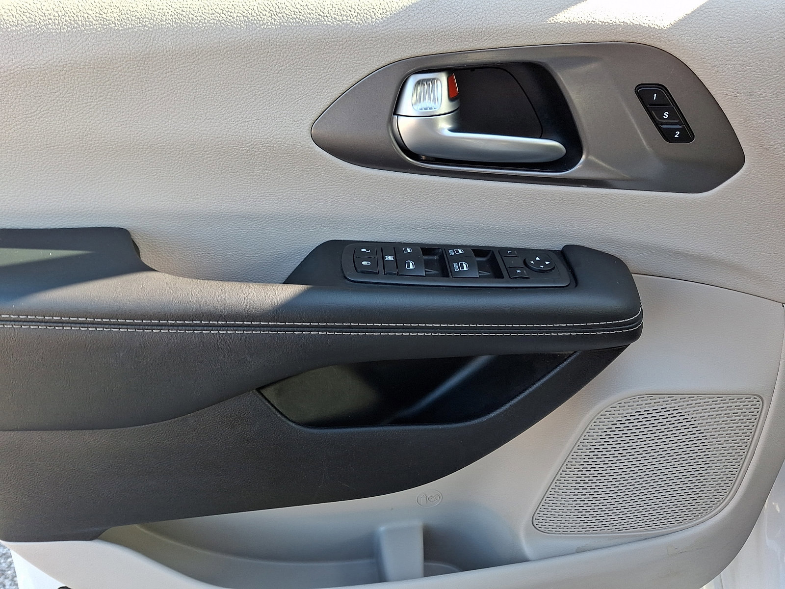 Used 2024 Chrysler Pacifica Touring-L image 15