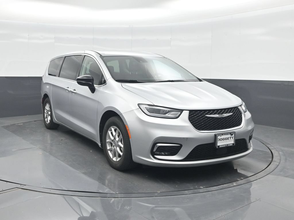 Used 2024 Chrysler Pacifica Touring-L FWD image 8