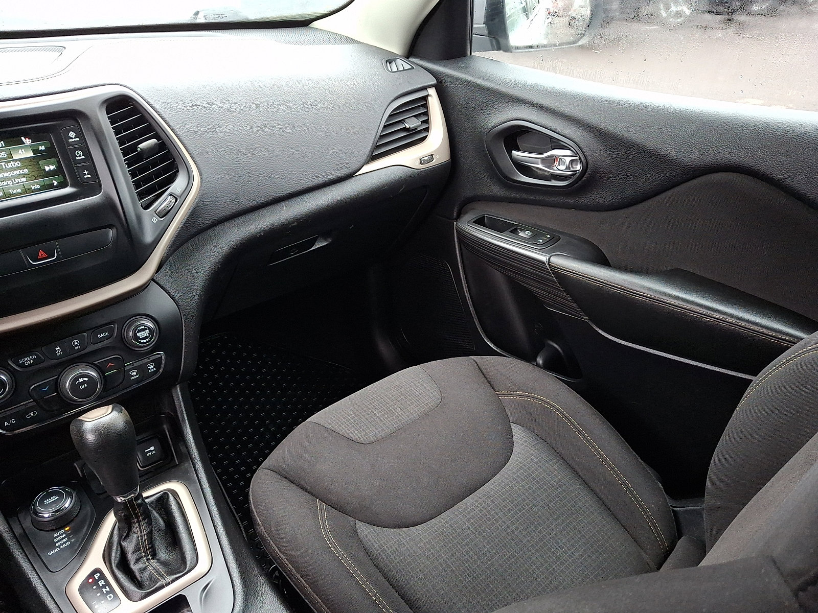 Used 2017 Jeep Cherokee Latitude w/ Cold Weather Group image 16