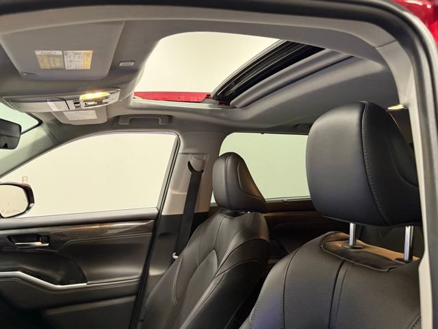 Used 2023 Toyota Highlander Limited image 34